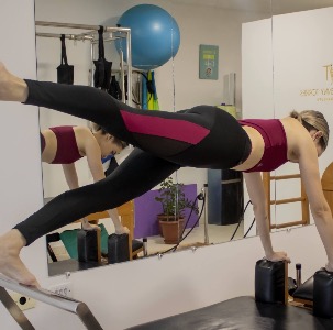 Prática de Pilates no Aparelho Reformer - Estúdio Dra. Caroline Melo